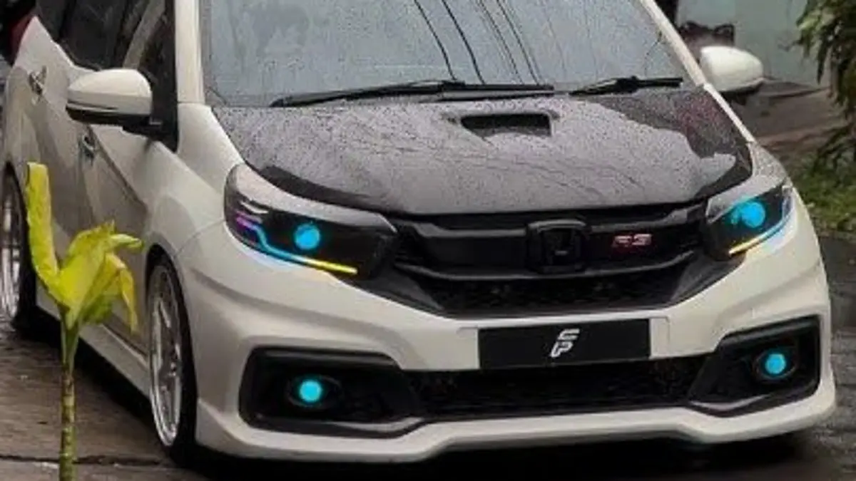 Modifikasi mobil keren hadir dalam beragam gaya, dari wide body hingga peningkatan performa. Simak 10 mobil ekstrem dengan tampilan dan tenaga buas. (SC YOUTUBE)