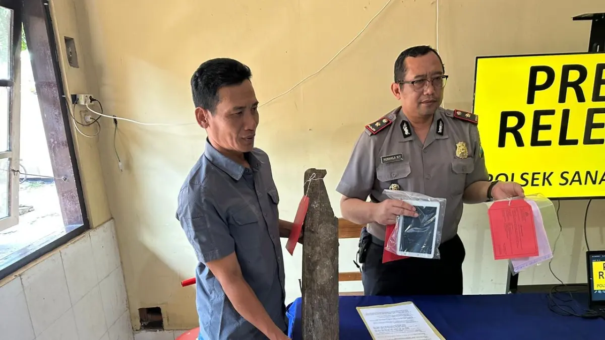 NEKAT: Polisi menunjukkan sejumlah barang bukti hasil kejahatan pelaku pencurian konter hp di Sanan wetan kemarin.