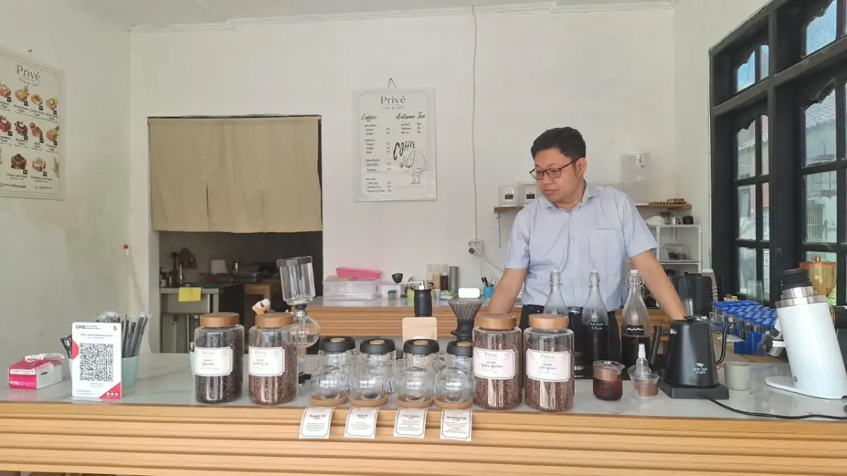 NIKMAT: Pelanggan bisa memilih sejumlah jenis kopi untuk dinikmati bersama teman maupun kerabat. 