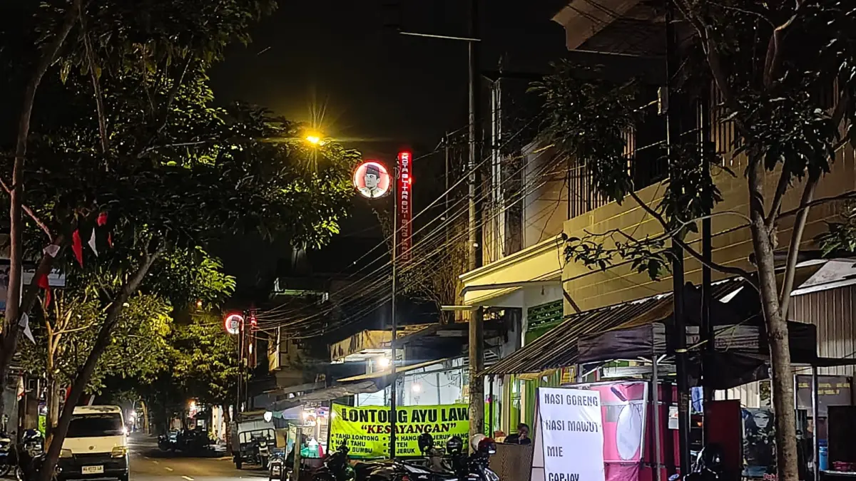 PUSAT KOTA: Suasana Jalan Lawu, Kota Blitar, yang menjadi salah satu kawasan berkembangnya bahasa Camondan.