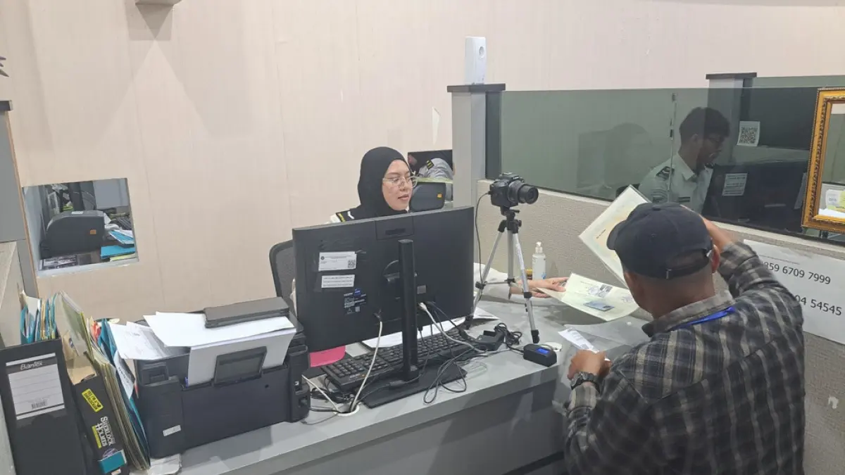Seorang warga mengurus parpor untuk pergi ke luar negeri di Kantor Imigrasi Blitar, Kamis (3/9/2026). 