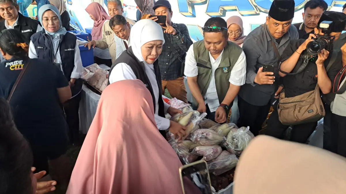 Gubernur Jawa Timur Khofifah Indar Parawansa saat membagikan sembako kepada warga Kecamatan Sutojayan Kabupaten Blitar, Sabtu (5/9).