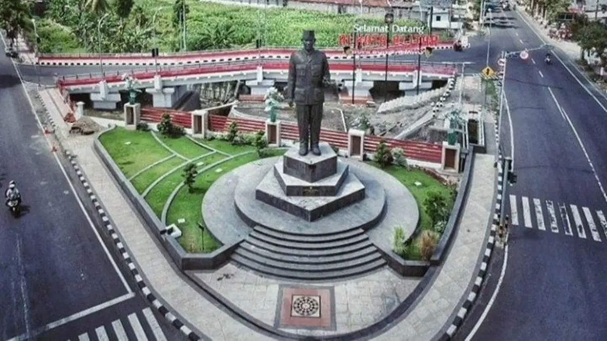JLS Blitar Jolosutro terus dikerjakan. Alat berat membuka trase baru di pegunungan, sementara proyek sepanjang sekitar 8 kilometer dikerjakan dari dua sisi.(Pinterest)