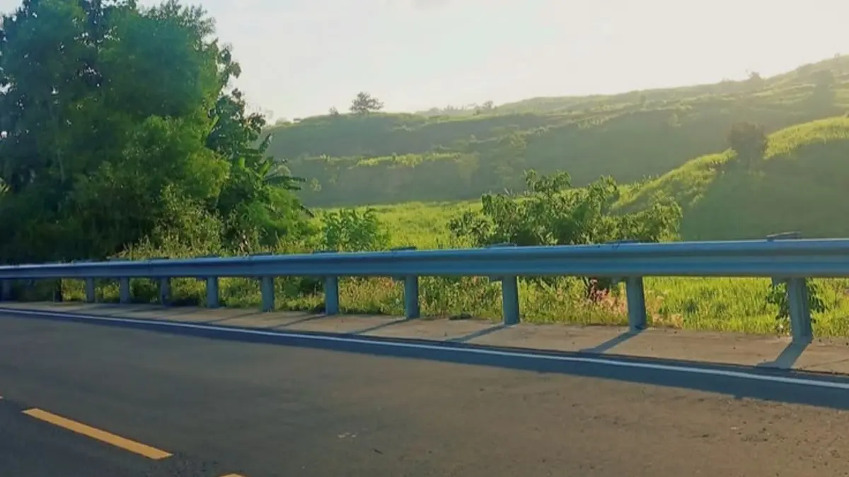 JLS Blitar Jolosutro terus dikerjakan sepanjang 8 km dari dua sisi. Trase baru membelah pegunungan dan melintasi jalan utama di beberapa titik.(Pinterest)
