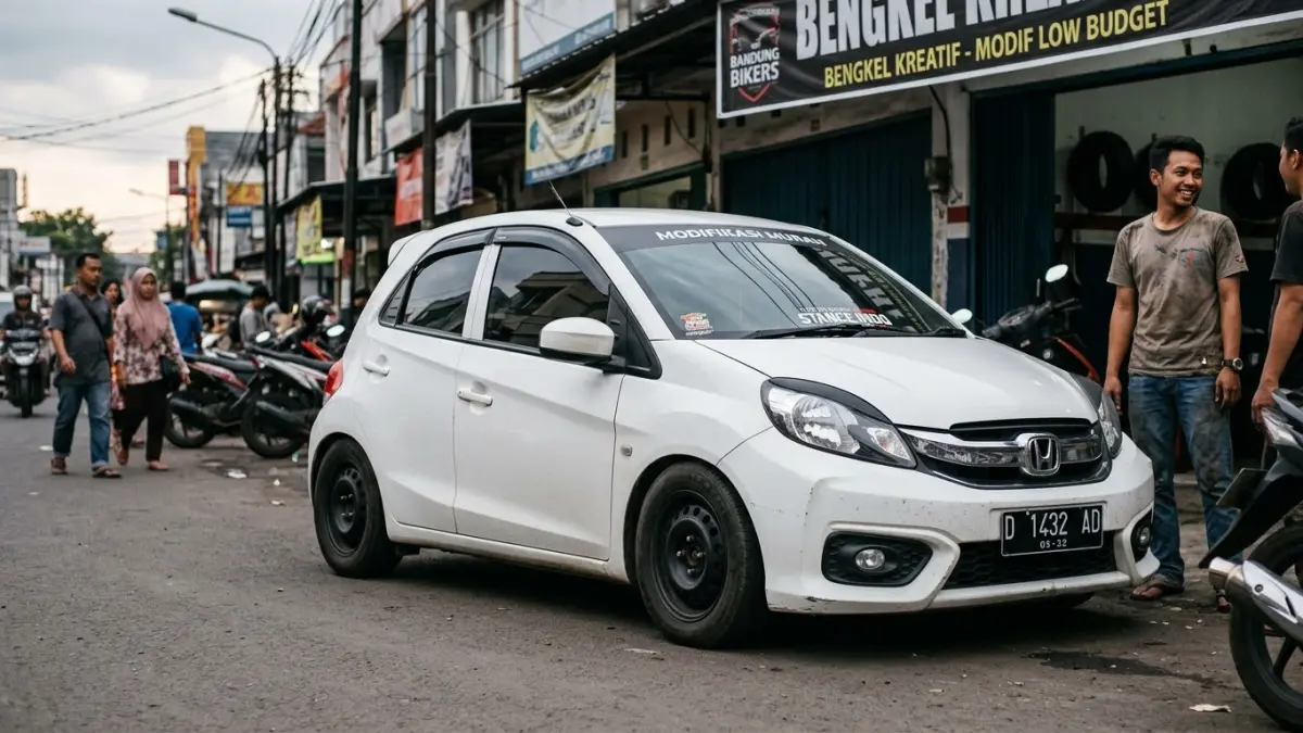 Modifikasi Brio CBU 2012 dilakukan secara low budget dengan bumper Mobilio, velg ring 14, suspensi pendek, muffler dan aksesori sederhana.