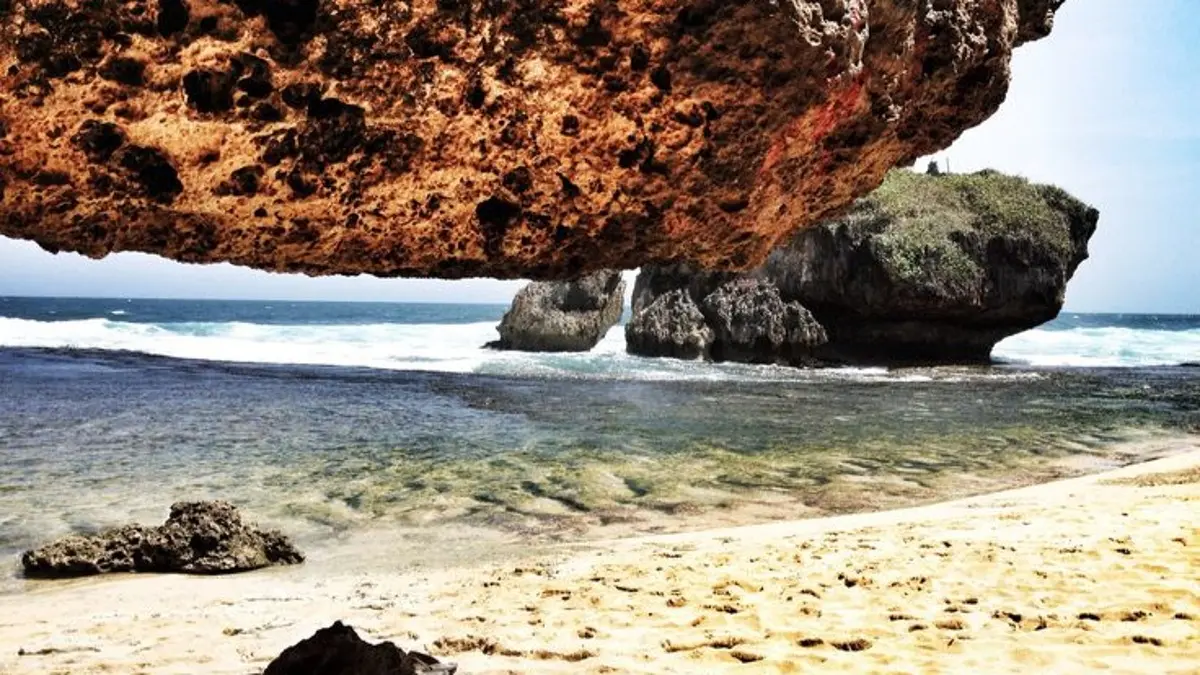 Pantai Nampu Wonogiri buka 24 jam dengan tiket Rp2.000. Nikmati air laut jernih, pasir bersih, tebing karang, dan panorama Pacitan.(Pinterest)