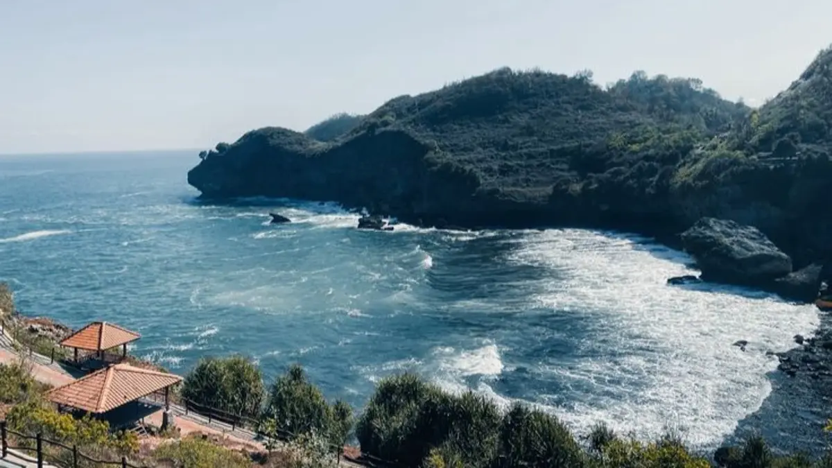 Pantai Nampu Wonogiri menawarkan air laut jernih, pasir bersih, tebing karang tinggi, dan tiket masuk hanya Rp2.000 per orang.(Pinterest)