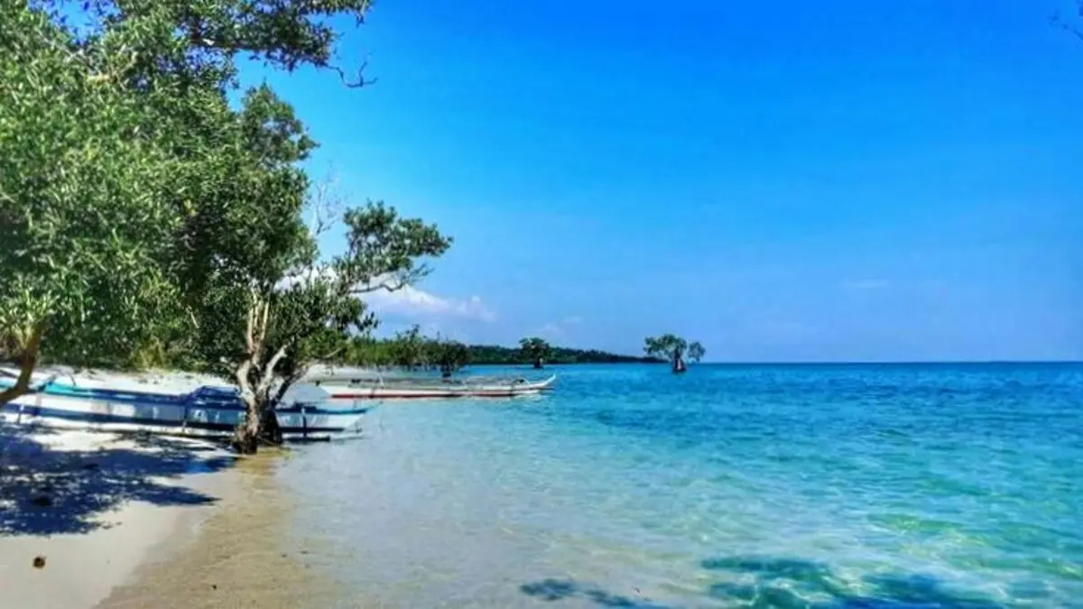 Pantai Nampu Wonogiri menawarkan tiket Rp2.000, air laut jernih, pasir bersih, tebing karang tinggi, warung, dan buka 24 jam.(Pinterest)
