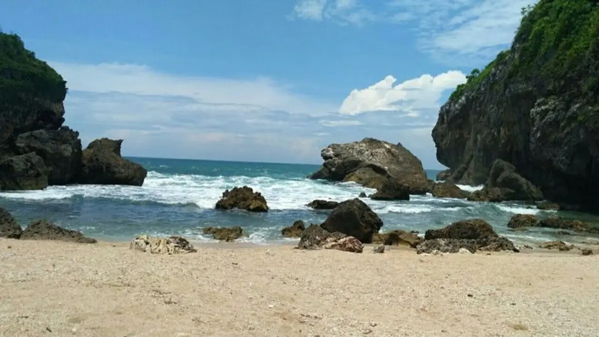 Pantai Nampu Wonogiri punya tebing karang tinggi, air laut jernih, pasir bersih, dan tiket masuk hanya Rp2.000 per orang.(Pinterest)