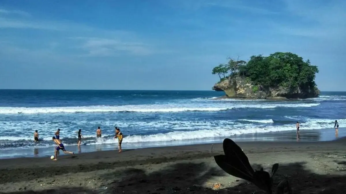 Pantai Nampu Wonogiri punya tebing karang tinggi, air laut jernih, pasir bersih, dan tiket masuk murah hanya Rp2.000 per orang.(Pinterest)