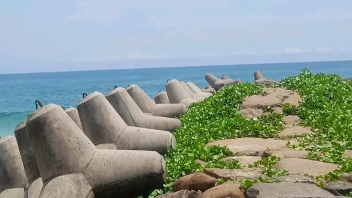 Pantai Tambakrejo Blitar menawarkan laut biru kehijauan, pasir putih, warung ikan asap, dan pemecah ombak dengan tiket Rp10 ribu.(Pinterest)