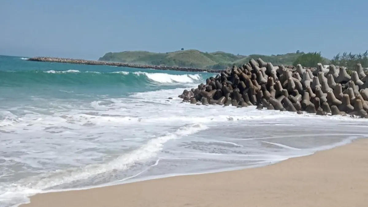Pantai Tambakrejo ramai saat Minggu sore. Tiket Rp10 ribu, parkir Rp5 ribu, dengan laut biru kehijauan dan warung ikan asap.(Pinterest)