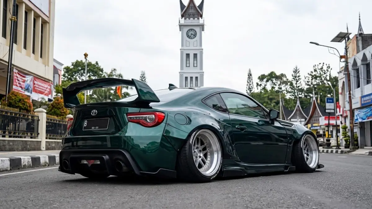 Toyota FT86 dimodifikasi ekstrem dengan air suspension, velg custom super lebar, body kit Karma V2, overfender dan warna Bukittinggi Racing Green.