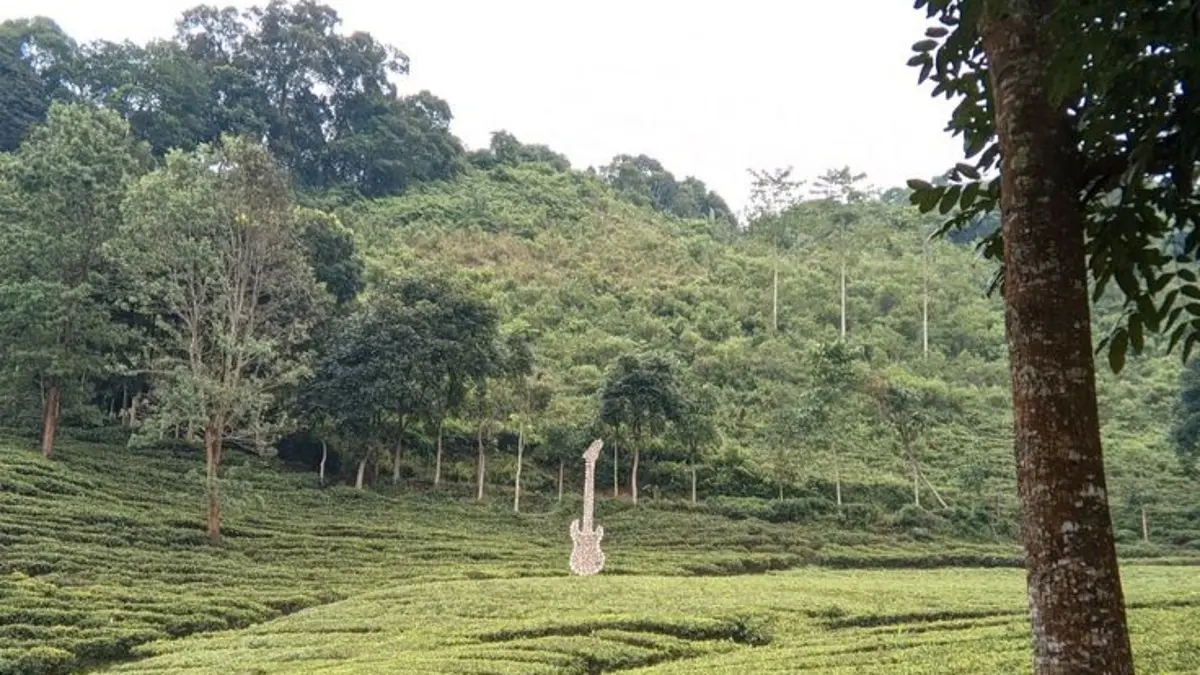 Wisata Sirah Kencong Blitar menawarkan hamparan kebun teh, air terjun, bukit, dan udara sejuk di lereng Gunung Kawi.(Pinterest)