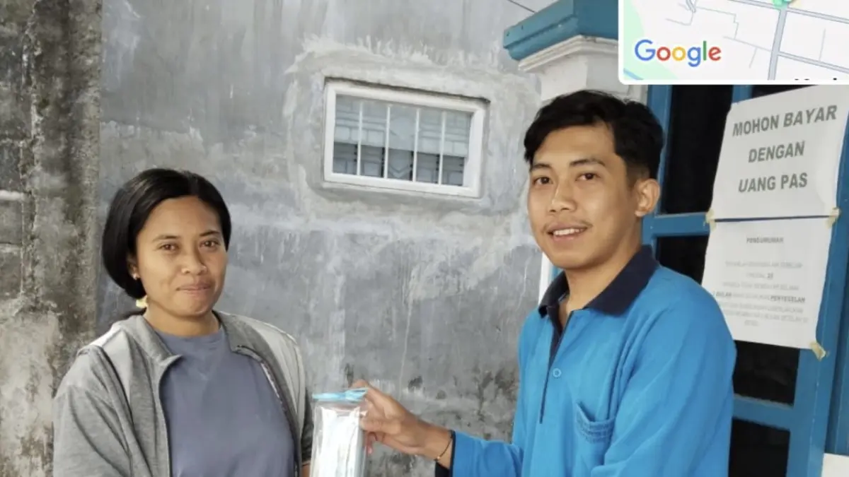 Perumda Tirta Penataran menyerahkan bingkinsan kepada pelanggan di Hari Pelanggan Nasional. 