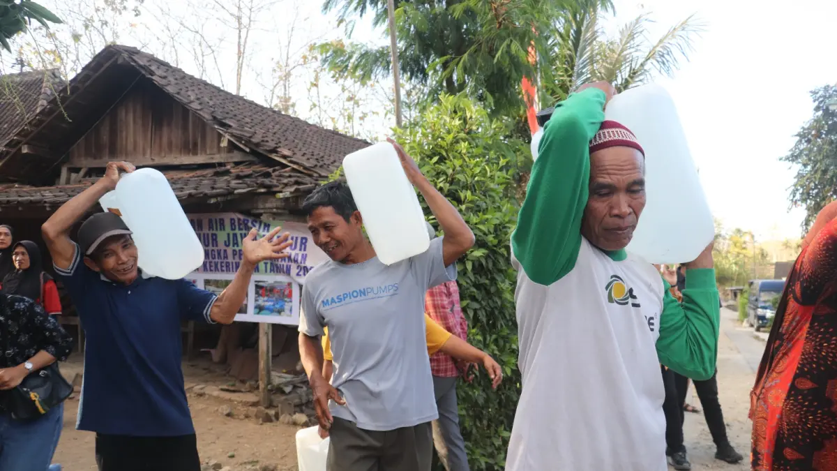 SUMUR KERING 3 BULAN: Warga Margomulyo terpaksa beli air galon untuk kebutuhan sehari-hari.