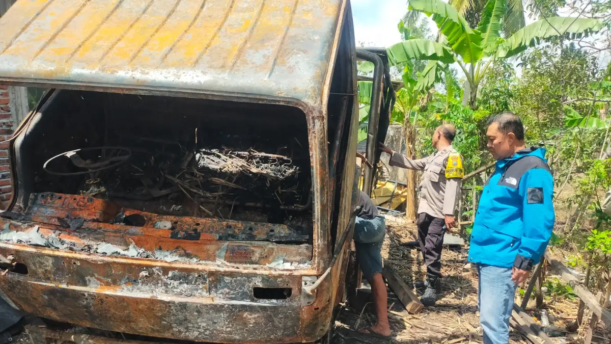 Truk Mitsubishi milik warga Desa Ngeni, Kecamatan Wonotirto, ludes terbakar saat terparkir di area perkebunan tebu Perhutani, Sabtu (5/9). Kebakaran diduga akibat korsleting listrik atau percikan api.