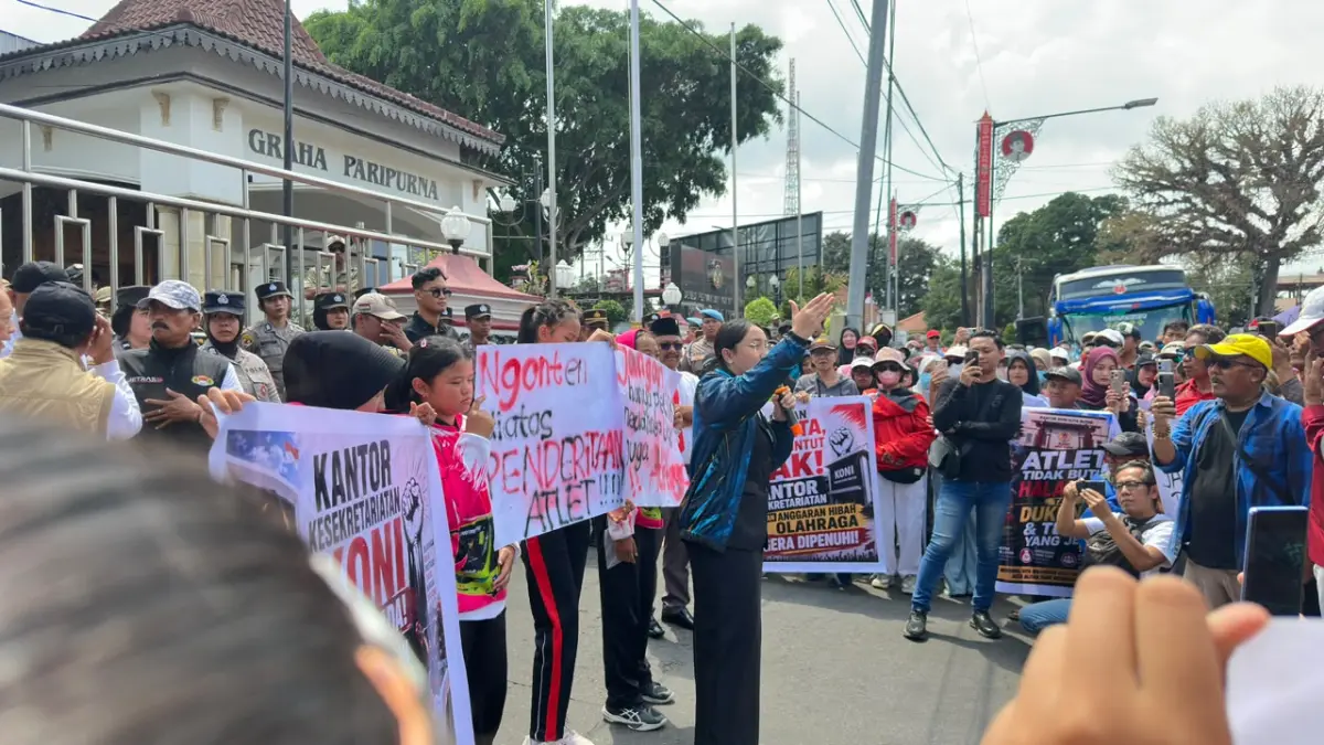 LANTANG: Wawali Kota Blitar berorasi di depan kantor DPRD Kota Blitar bersama para insan olahraga dan pengurus KONI Kota Blitar, Senin (7/9).