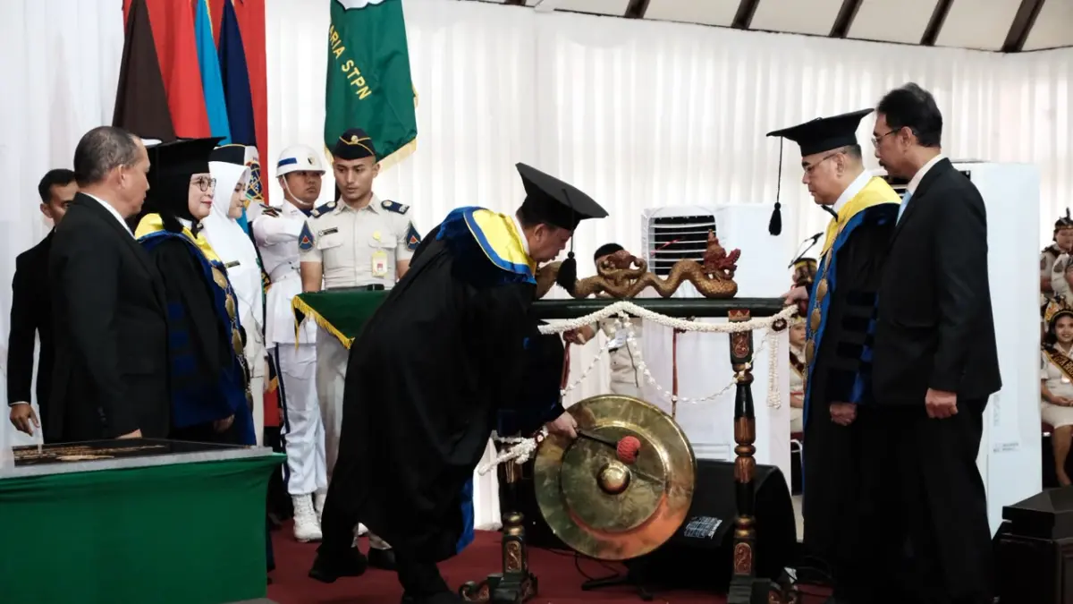 Peresmian Politeknik Agraria STPN ditandai dengan pemukulan gong dalam rangkaian wisuda perdana di Sleman, Yogyakarta, Sabtu (5/9/2026).