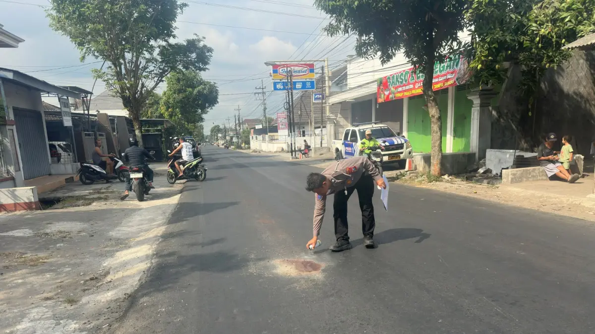POLRES BLITAR UNTUK RADAR BLITAR

NAHAS: Polisi melakukan olah TKP di lokasi kecelakaan beruntun di Jalan

Raya Tawangsari, Garum, kemarin (7/9).