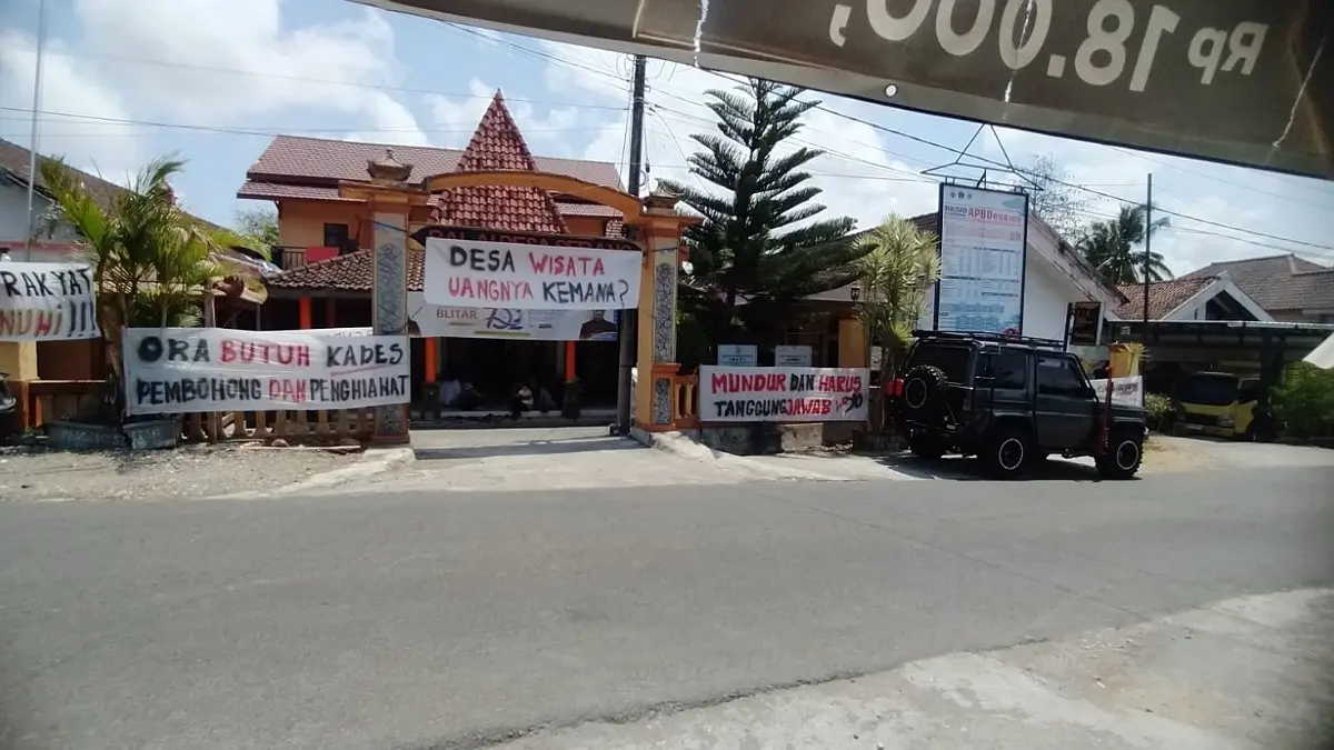 Warga Desa Serang duduki balai desa dan mendesak Musdes lanjutan untuk menuntaskan 17 tuntutan serta meminta Kades Serang mundur.(DOK. Forum Pemuda Peduli Desa Serang)