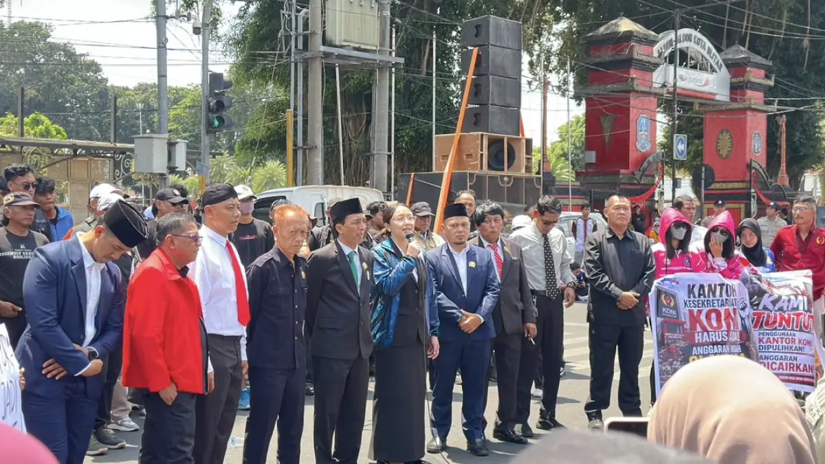 Wawali Kota Blitar Elim Tyu Samba (pegang mic) bersama anggota DPRD Kota Blitar demo di depan Kantor Wali Kota Blitar.