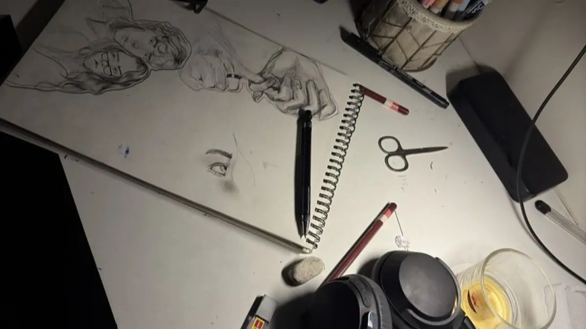 Cara menggambar wajah dimulai dari bentuk dasar, garis bantu, pembagian proporsi, hingga arsiran untuk menghasilkan sketsa yang lebih seimbang.(Pinterest)