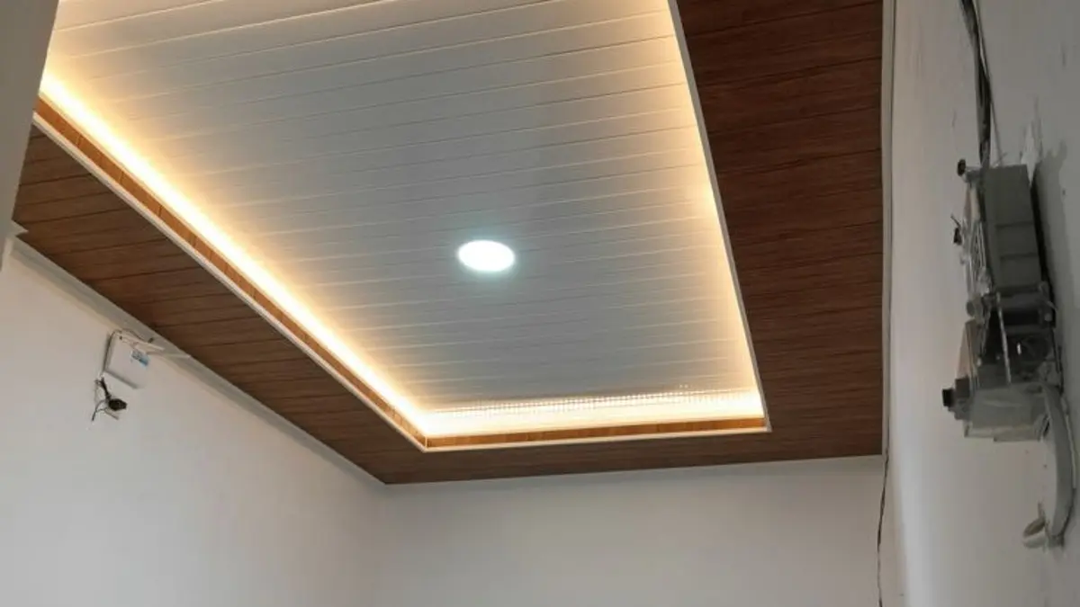 Cara pasang lis plafon PVC dengan paku baja dan lampu LED strip. Simak tahapan pemasangan profil, kabel, adaptor, hingga penutupnya. (PINTEREST)