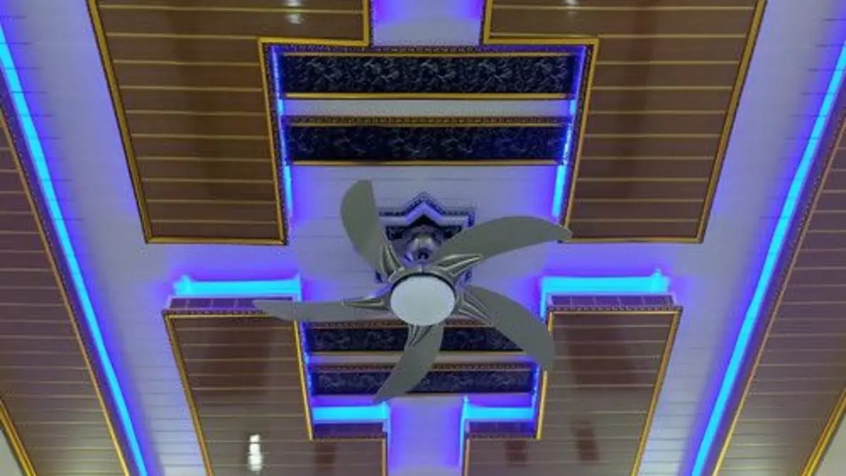 Cara pasang lis plafon PVC dengan paku baja dan LED strip. Simak jarak paku, pemasangan lampu, adaptor, hingga penutup profil. (PINTEREST)