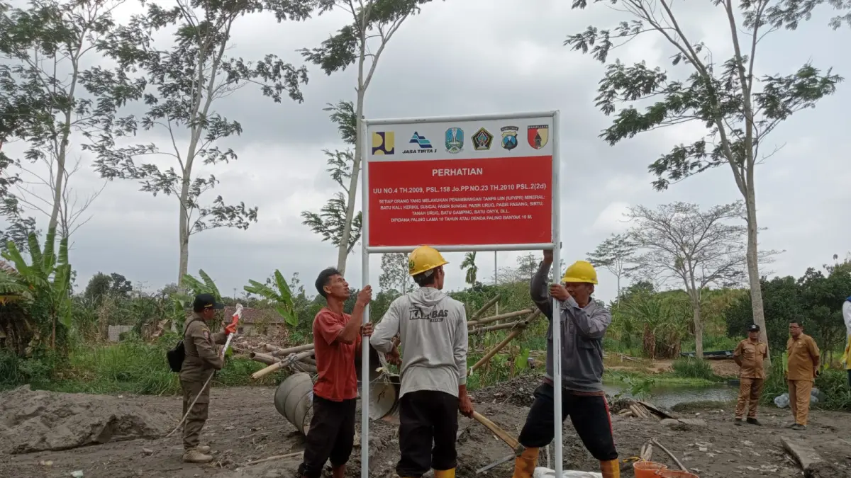 FAJAR RAHMAD AW/RADAR BLITAR

PERSUASIF: Petugas BBWS Brantas memasang papan peringatan di kawasan galian C yang berdekatan dengan sungai di Kecamatan Talun.