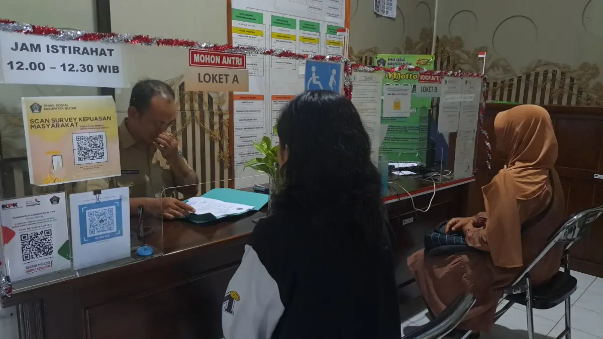 KLARIFIKASI : Dua warga Kabupaten Blitar melaporkan perubahan desil secara tiba - tiba dikantor Dinsos Kabupaten Blitar.