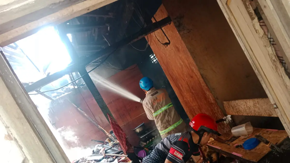 DAMKAR KABUPATEN BLITAR UNTUK RADAR BLITAR

PANTANG MENYERAH: Petugas pemadam kebakaran menyemprotkan air ke titik api yang membakar rumah.