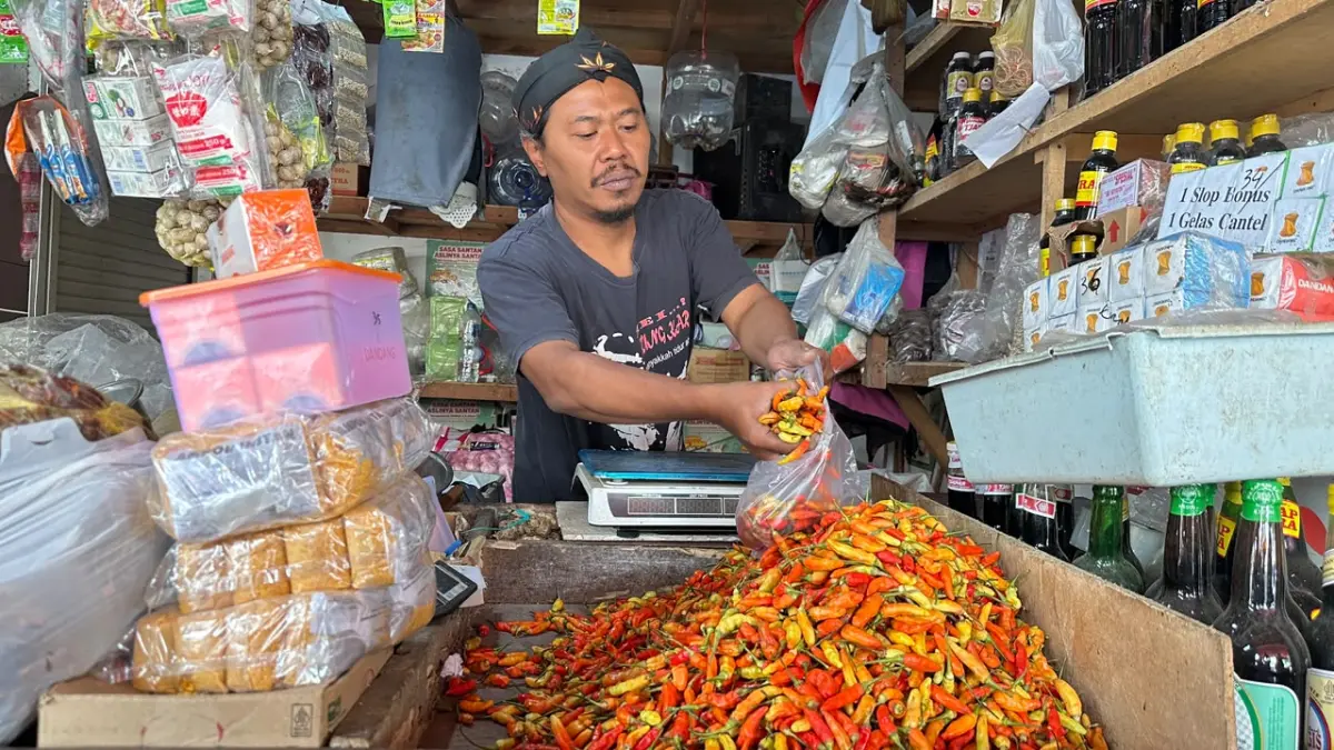 Harga cabai rawit di Pasar Legi Kota Blitar naik hingga Rp75 ribu per kilogram akibat minimnya pasokan dampak musim kemarau.