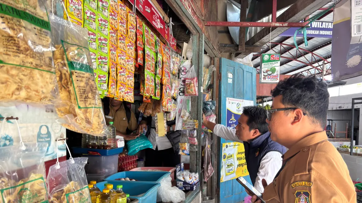 Satgas Pangan Polres Blitar Kota melakukan pengecekan harga dan stok beras di Pasar Templek, Kota Blitar, Senin (7/9).