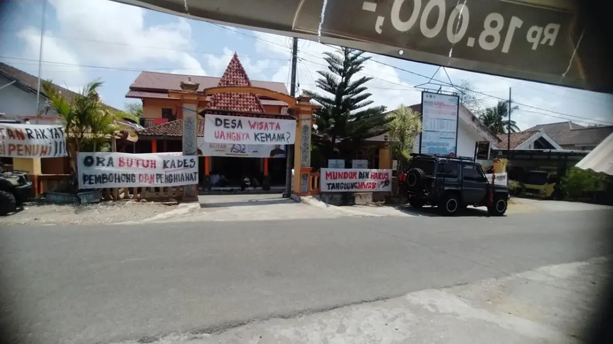 Tak Didengar, Warga Serang Pilih Segel Kantor Desa.