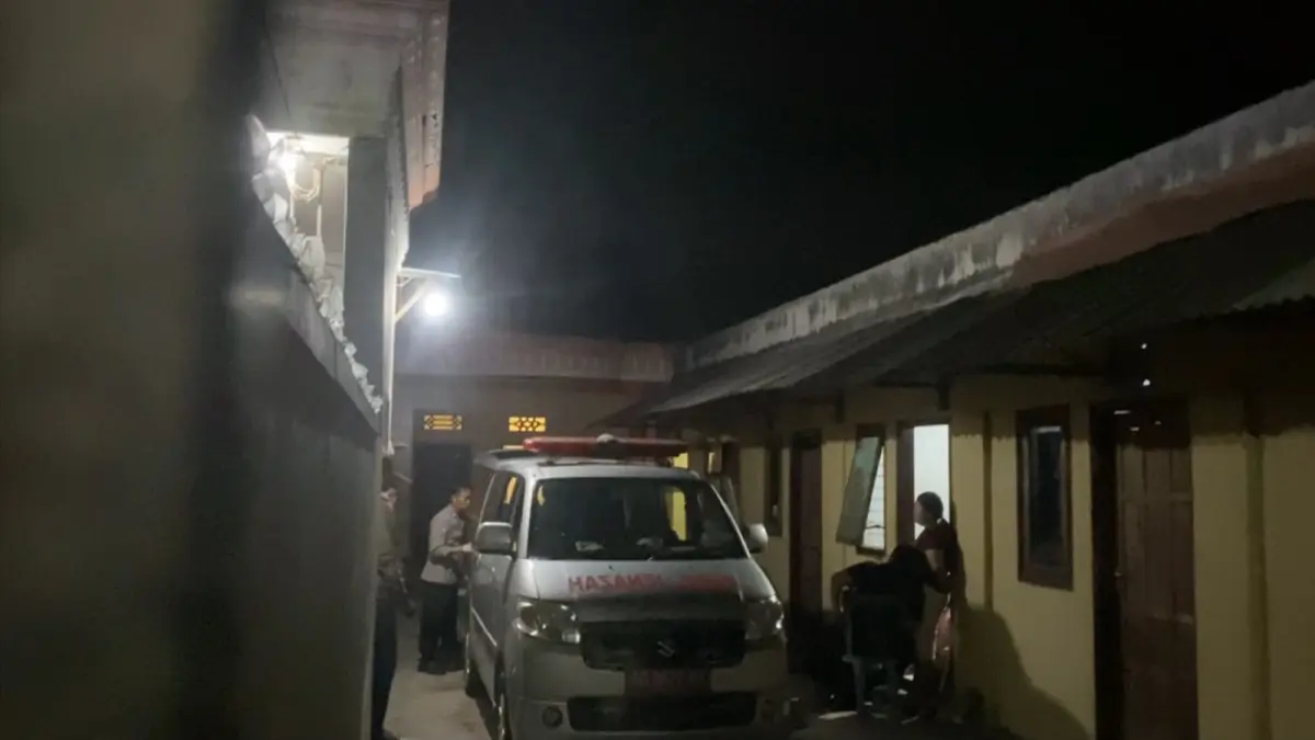 DISELIDIKI: Polisi melakukan olah TKP di kamar kos AK yang ditemukan meninggal dunia, Rabu (9/9). 