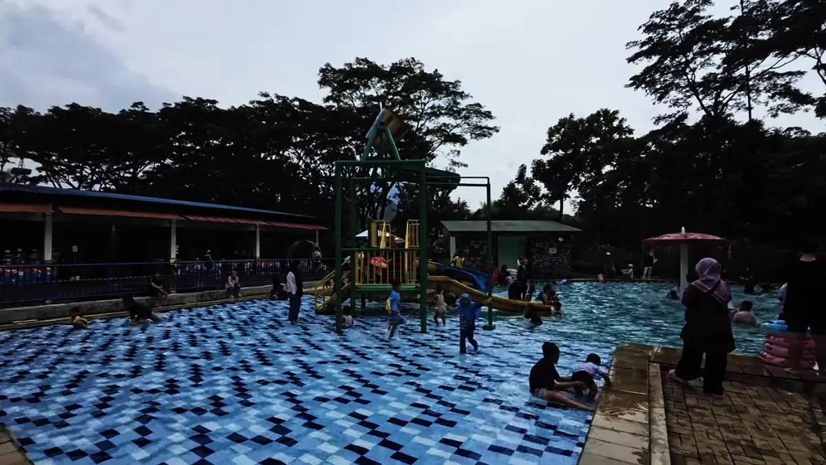 JungleLand menawarkan berbagai wahana, dari Harvest Time hingga rumah hantu. Ontang Anting menjadi salah satu yang paling bikin pusing. (SC YOUTUBE)