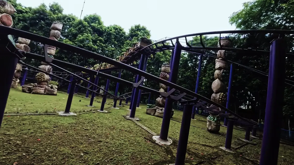 JungleLand menawarkan pengalaman seru lewat Harvest Time, Ontang Anting, rumah hantu, Biang Lala, dan bumper car. (SC YOUTUBE)