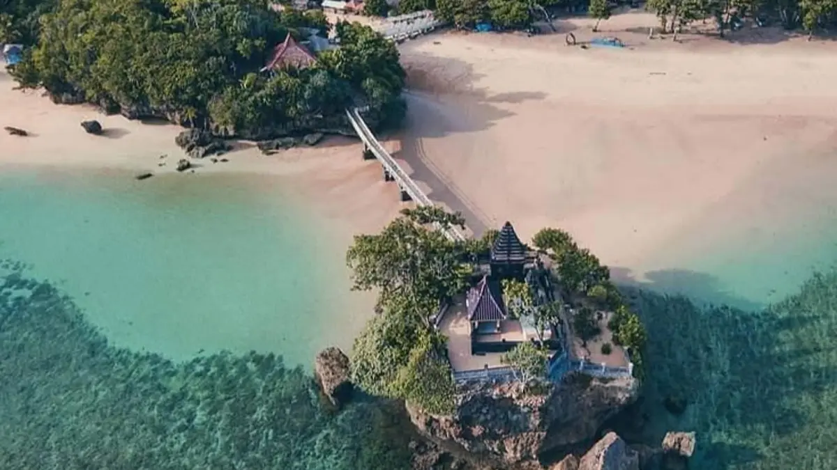 Pantai Balai Kambang di Malang punya Pulau Ismoyo dan Pura Luhur Amerta Jati, pasir putih kekuningan, serta panorama laut yang menarik.(Pinterest)