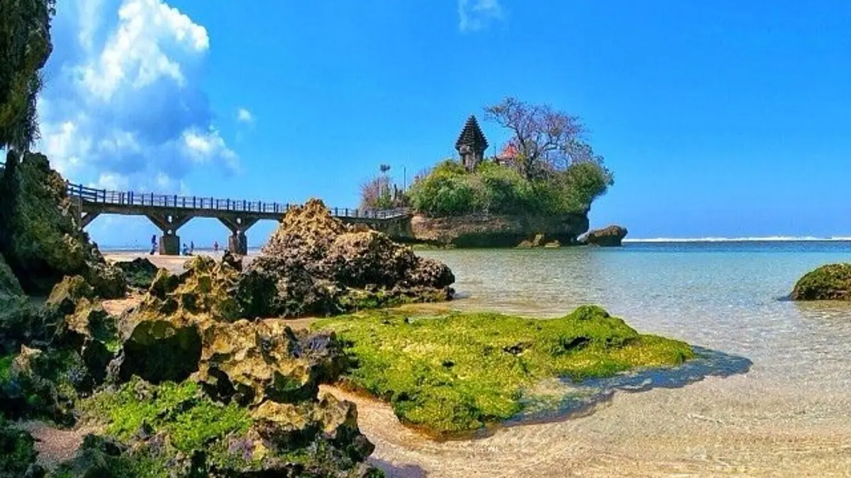 Pantai Balai Kambang di Malang punya Pulau Ismoyo dengan Pura Luhur Amerta Jati, pasir putih kekuningan, dan panorama laut yang khas(Pinterest)