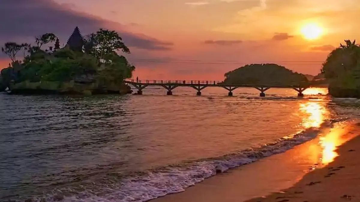 Pantai Balai Kambang Malang menawarkan pasir putih kekuningan, suasana teduh, Pulau Ismoyo, dan Pura Luhur Amerta Jati.(Pinterest)