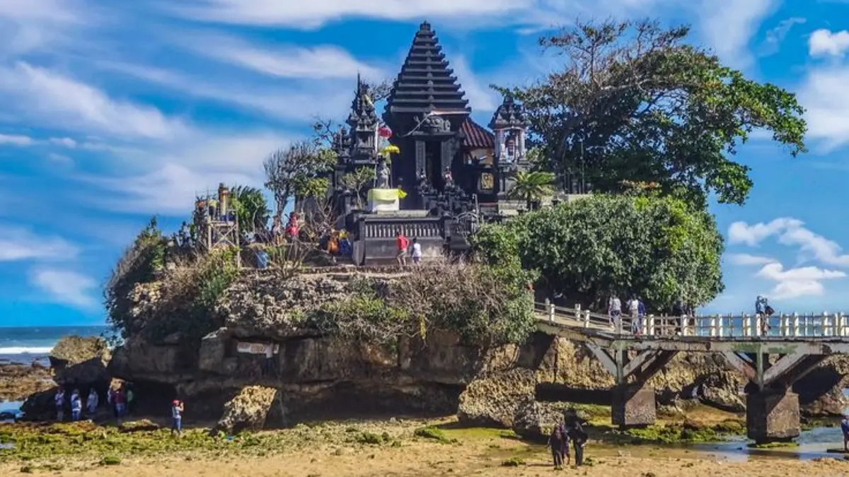 Pantai Balai Kambang Malang punya Pulau Ismoyo dengan Pura Luhur Amerta Jati, pasir putih kekuningan, dan suasana pantai yang teduh.(Pinterest)