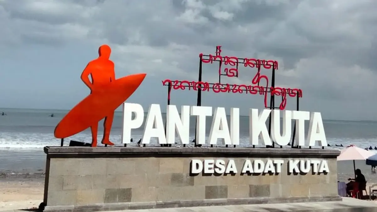 Pantai Kuta kini semakin tertata dengan pathway baru, arena skateboard, spot foto, surfing, dan penataan kawasan wisata.(Pinterest)