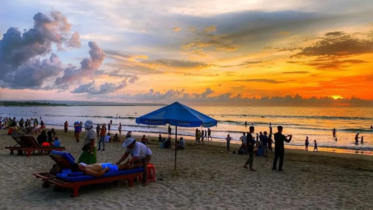 Pantai Kuta makin ramai dengan aktivitas surfing, pathway baru, arena skateboard, serta penataan kawasan wisata dan Pasar Seni Kuta.(Pinterest)
