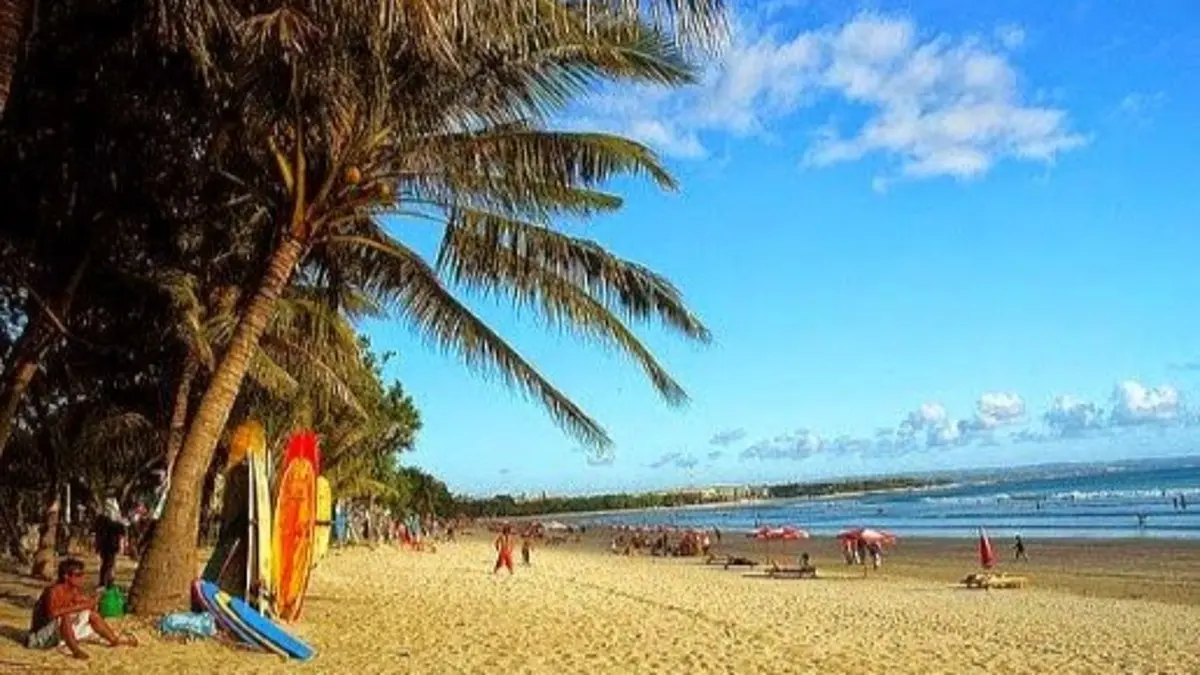 Pantai Kuta terus berbenah dengan pathway baru, arena skateboard, spot foto, fasilitas surfing, serta penataan Pasar Seni Kuta.(Pinterest)