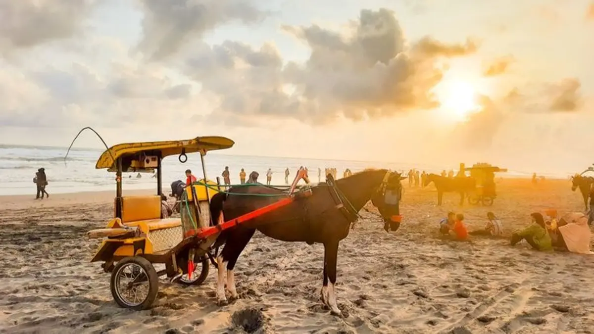 Pantai Parangtritis dapat dijangkau dari Terminal Giwangan dengan bus mikro sekitar Rp20 ribu dan menawarkan ATV, berkuda hingga penginapan.(Pinterest)