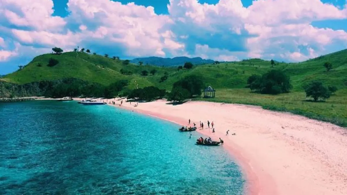 Pantai Pink Lombok Timur atau Pantai Tangsi memiliki pasir merah muda alami, air jernih, ombak tenang, serta akses darat dan laut.(Pinterest)