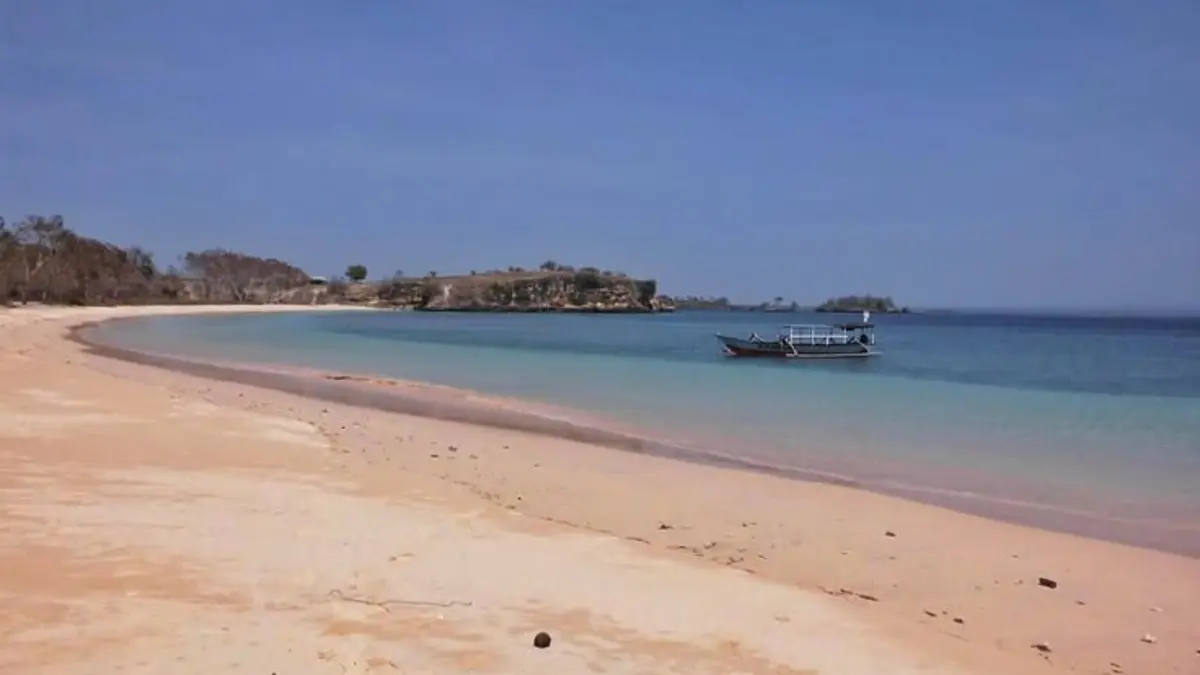 Pantai Pink Lombok Timur atau Pantai Tangsi menawarkan pasir merah muda alami, air laut jernih, serta akses darat dan laut dari Mataram.(Pinterest)