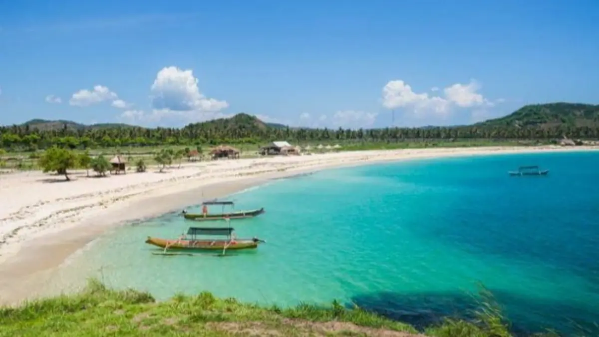 Pantai Tanjung Aan di Lombok menawarkan pasir merica, air jernih, Bukit Mereze, snorkeling, Batu Payung, dan tradisi Baunyale.(Pinterest)