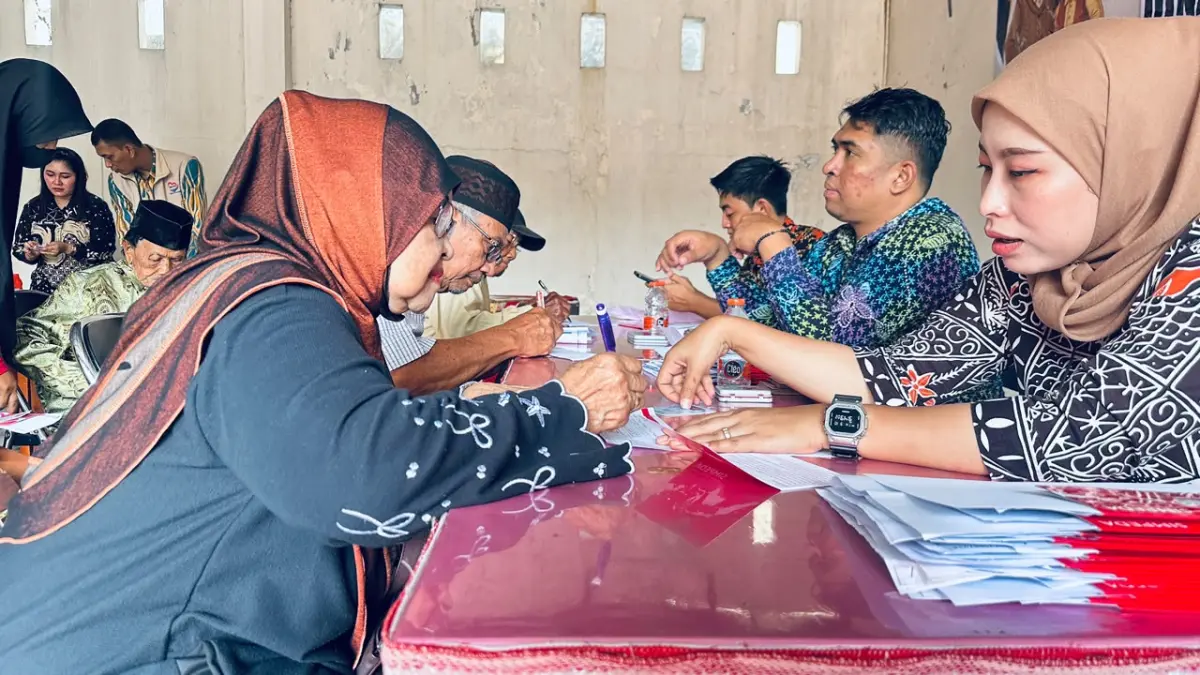 PENERIMA SUSUT: Petugas Dinsos mendata penerima PKH sebelum menerima bansos PKH Plus Tahap III, kemarin (10/9). 